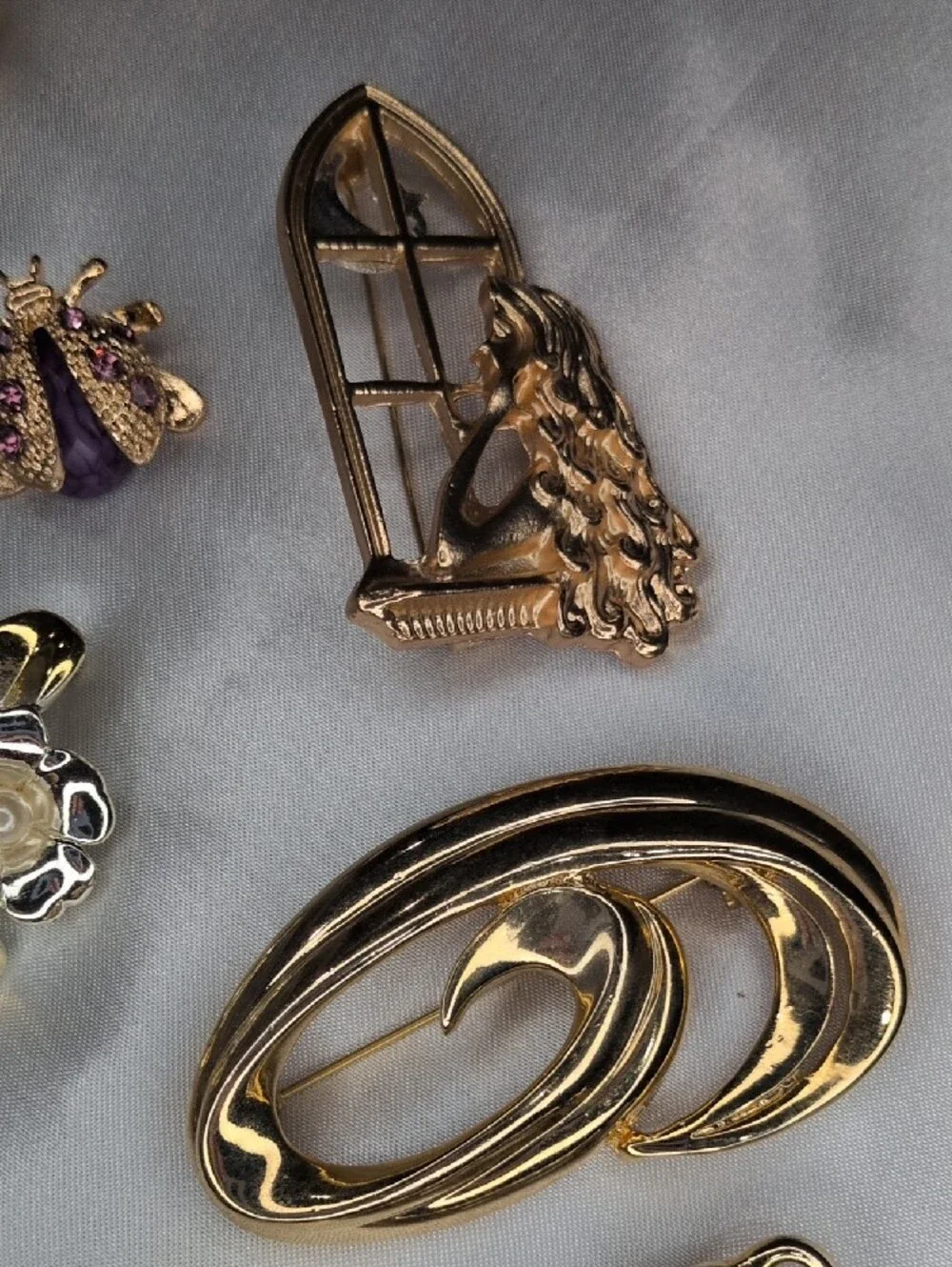 Huge Lot of 14 Vintage & Contemporary Brooches Signed Gerrys Bee Zebra Floral